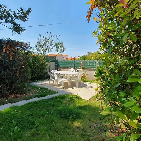 Maisonnet à Deux Pas Des Commerces Et 400m De La Plage, - Fr-1-476-129 *