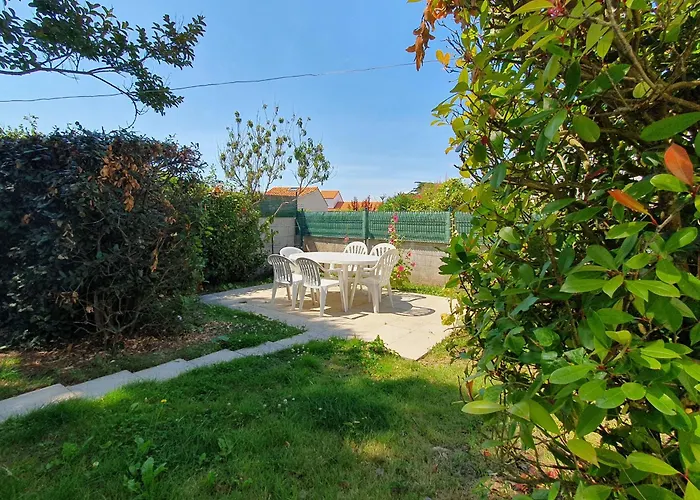 Maisonnet à Deux Pas Des Commerces Et 400m De La Plage, - Fr-1-476-129 *